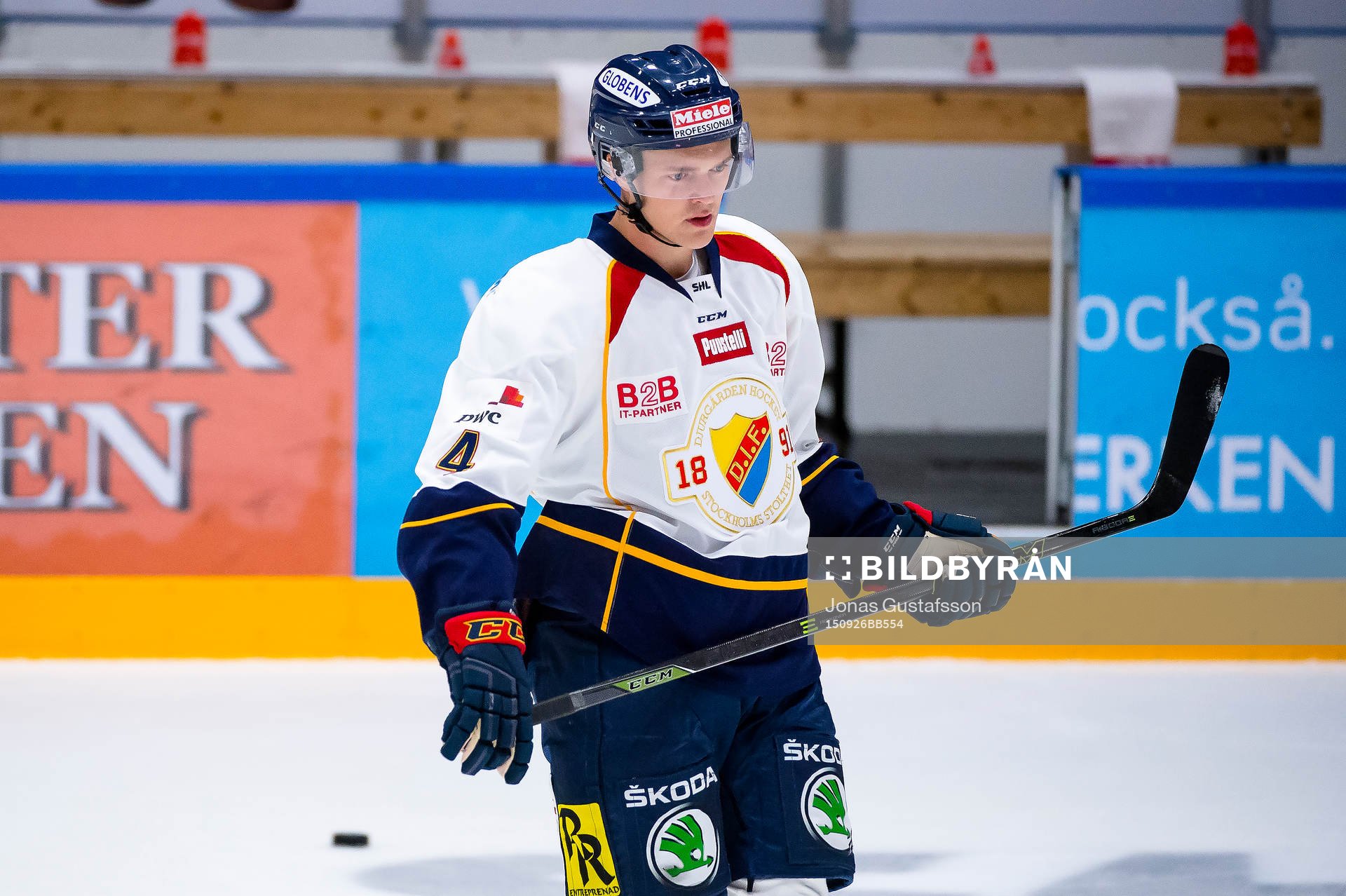 Djurgårdens Marcus Högström värmer upp innan