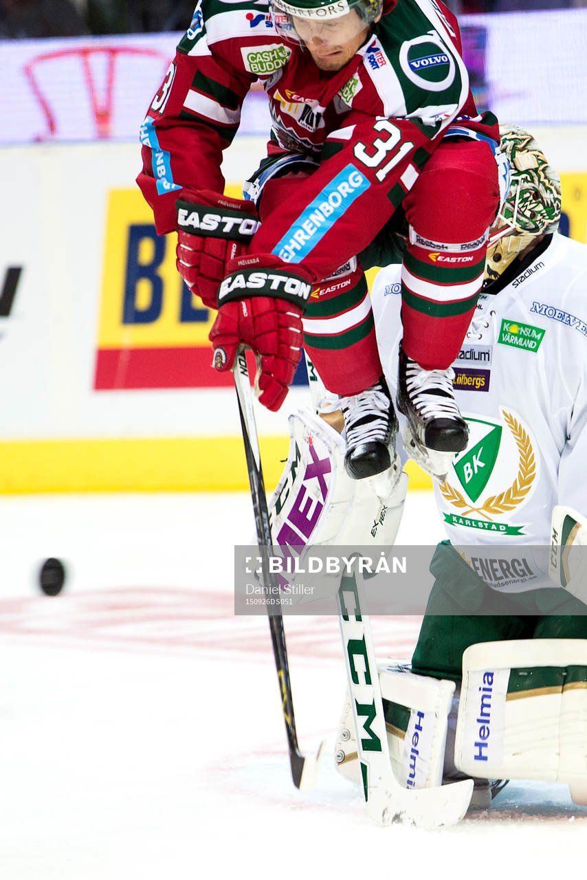 Frölundas Nicklas Lasu försöker undvika pucken framför