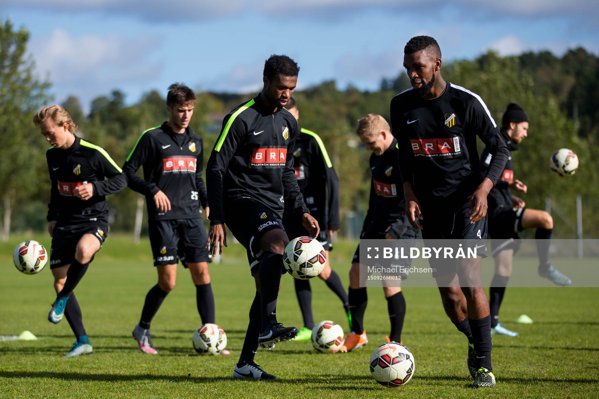 Häckens Mohammed Abubakari med boll i mitten, t.v. Tefu