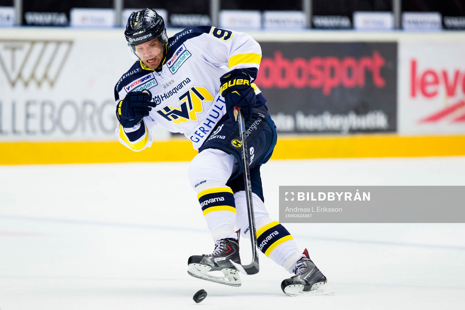 s Björn Melin med pucken