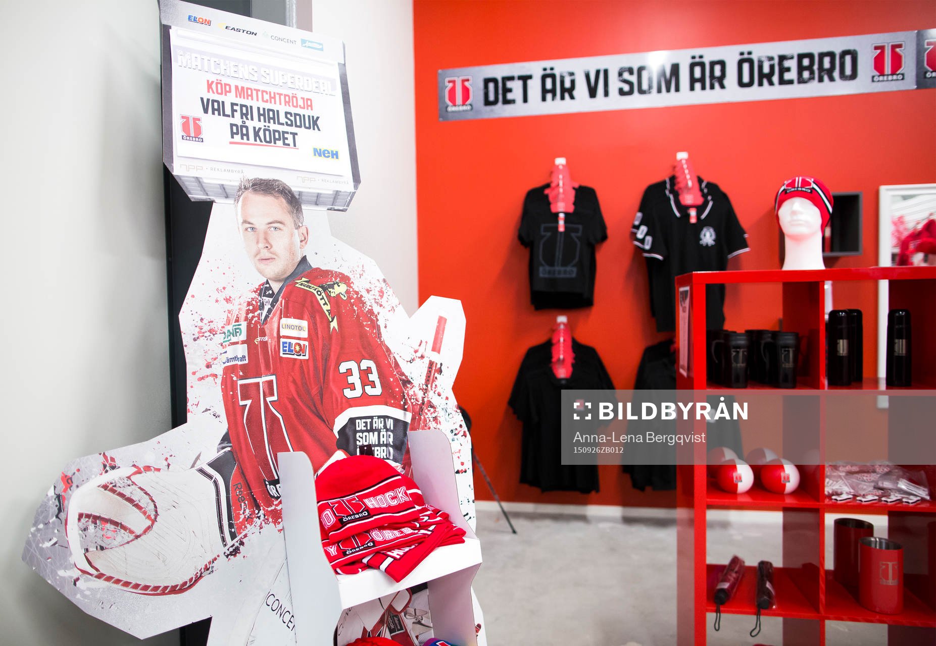 Örebros målvakt Julius Hudacek på bild i souvenirbutiken