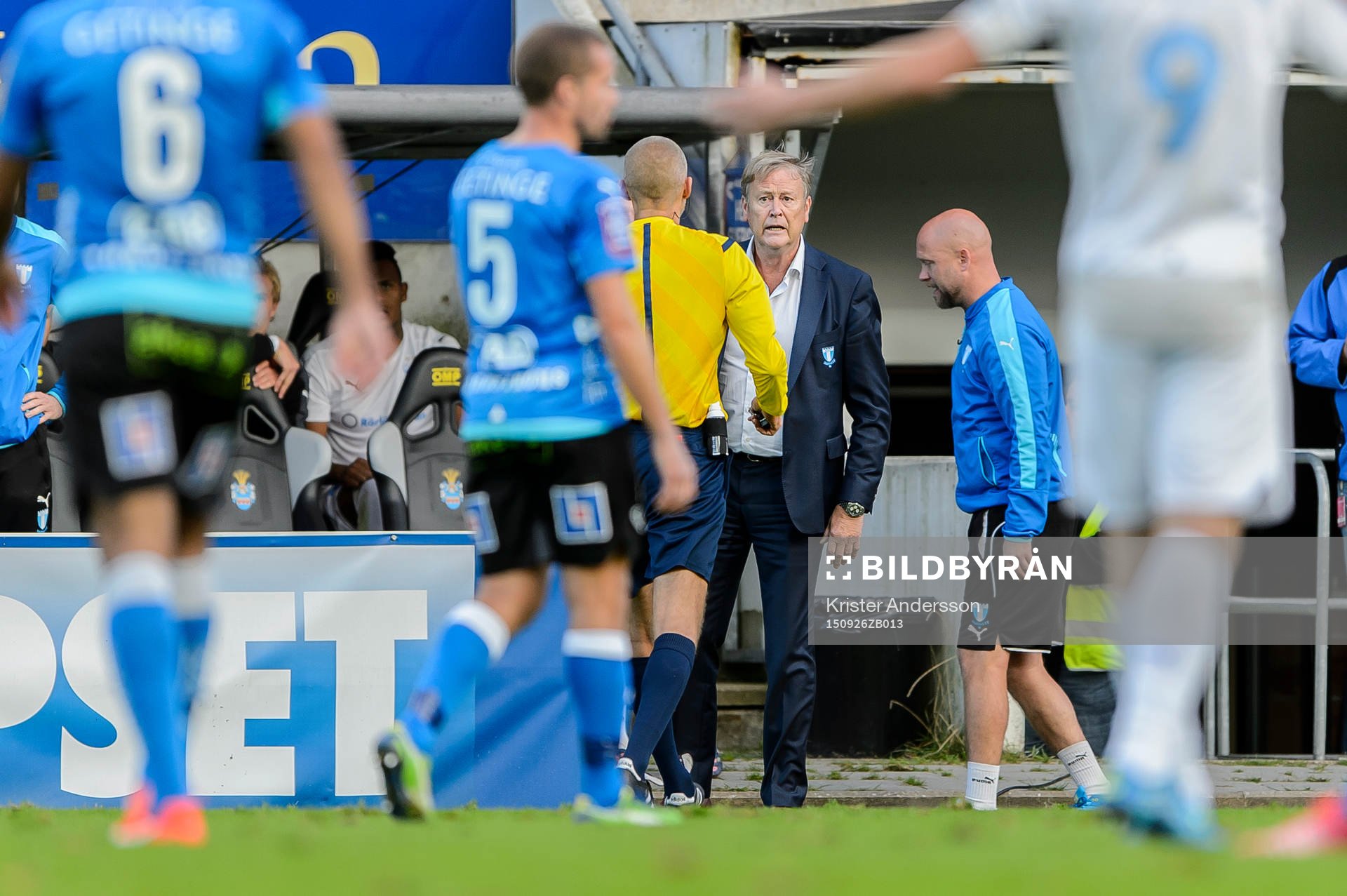 Malmös tränare Åge Hareide blir tillsagd av domare Michael Lerjéus  under fotbollsmatchen i Allsvenskan mellan Halmstad och Malmö FF den 26 september 2015 i Halmstad.