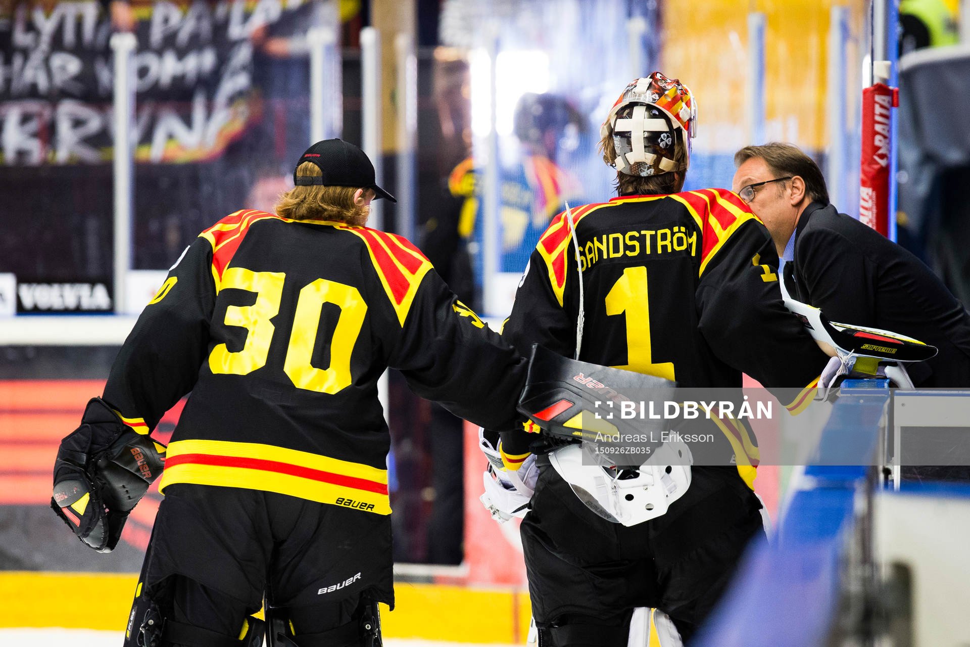 Brynäs målvakt John Morelius gratulerar Brynäs målvakt