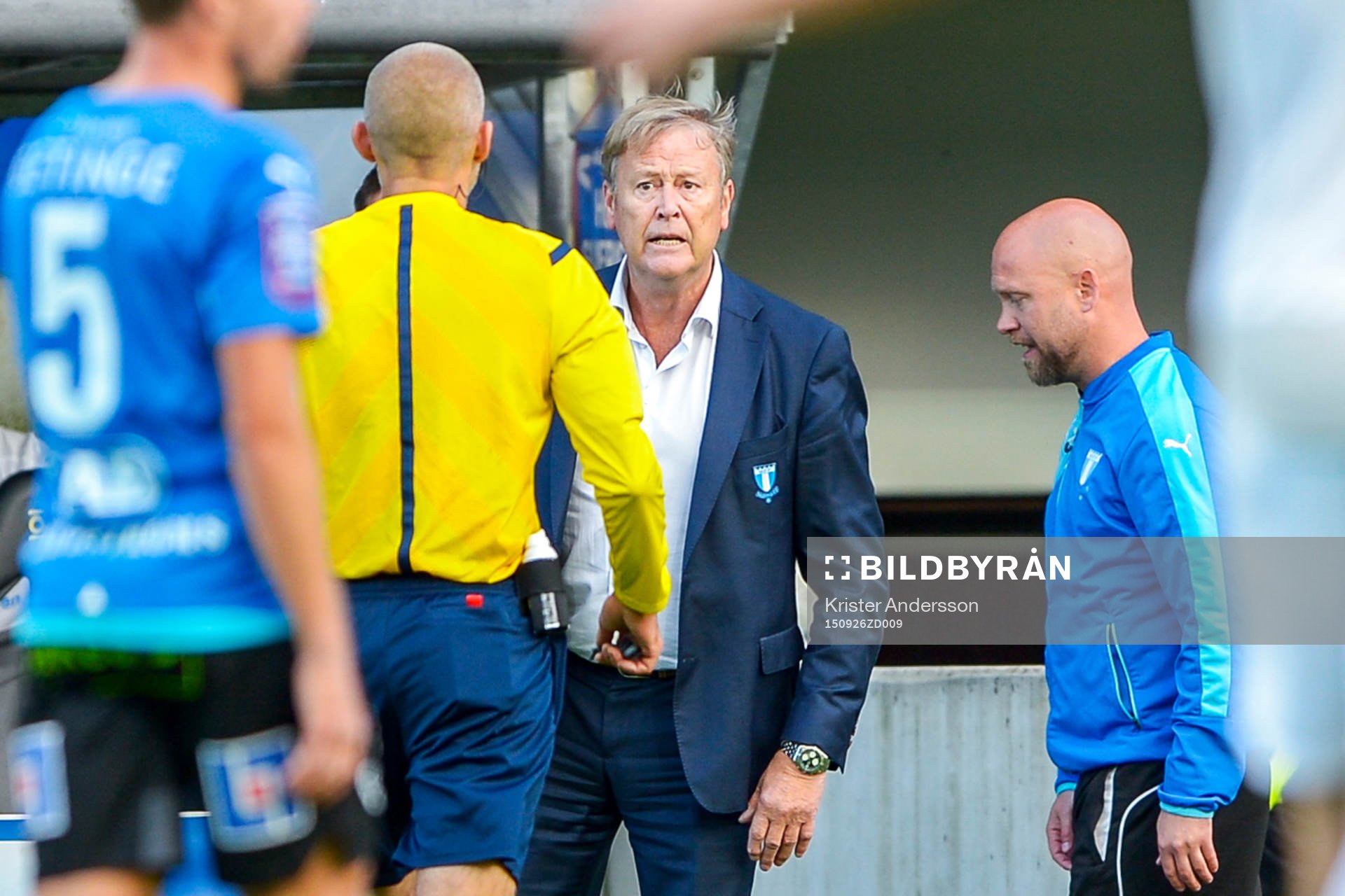 Malmös tränare Åge Hareide i samtal med domaren