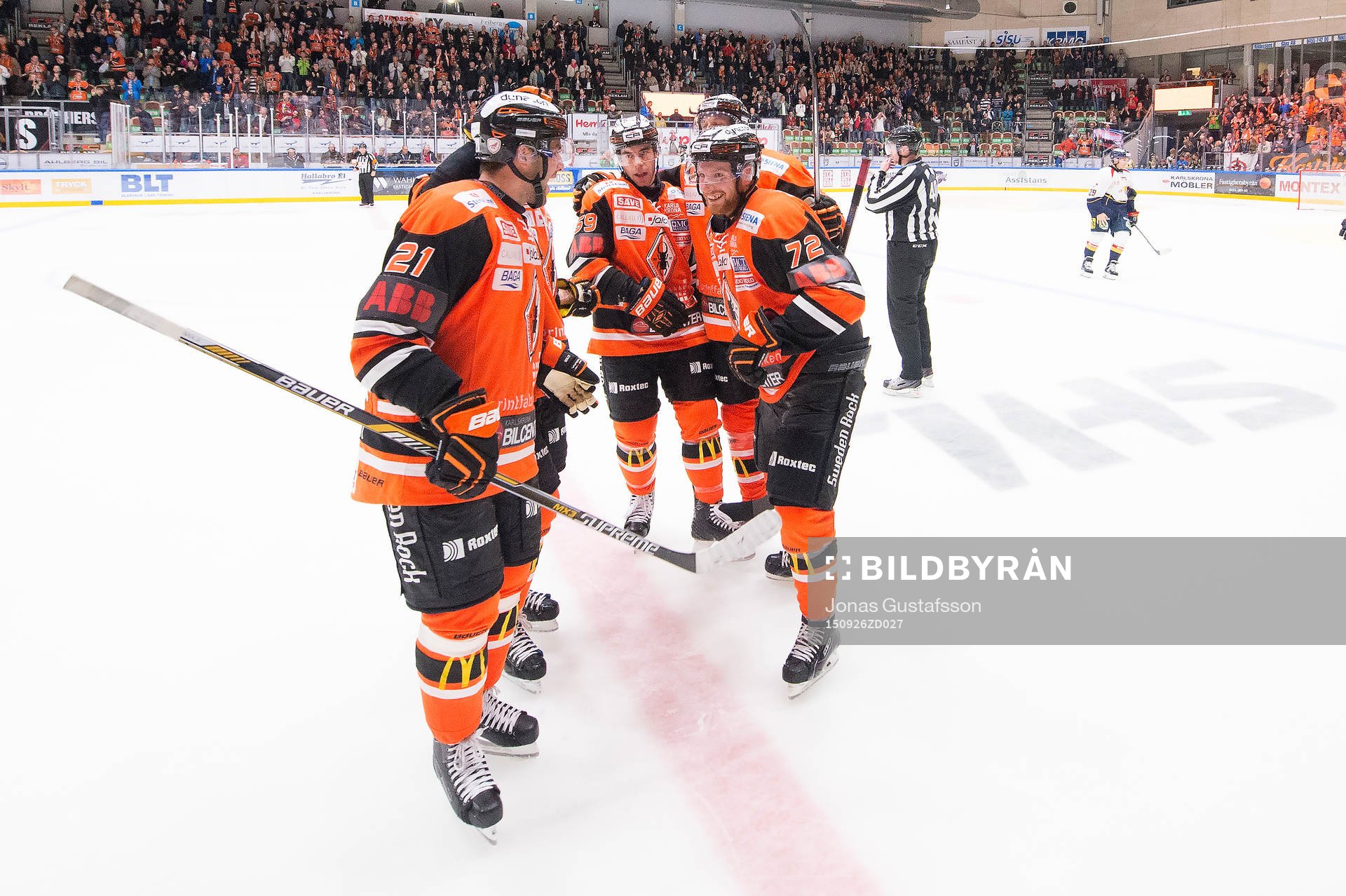 Karlskronas Riley Holzapfel har gjort 4-2 och jublar