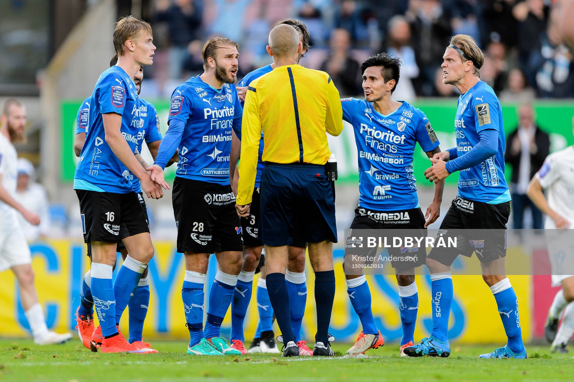 Halmstads spelare protesterar mot det dömda målet för Malmös under fotbollsmatchen i Allsvenskan mellan Halmstad och Malmö FF den 26 september 2015 i Halmstad.