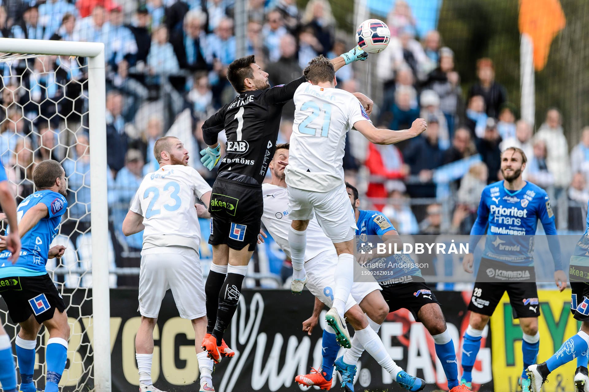 Halmstads målvakt Stojan Lukic boxar bort bollen