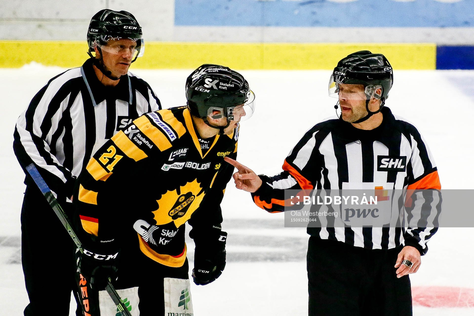 Skellefteås Jimmie Ericsson diskuterar med domare Patrik