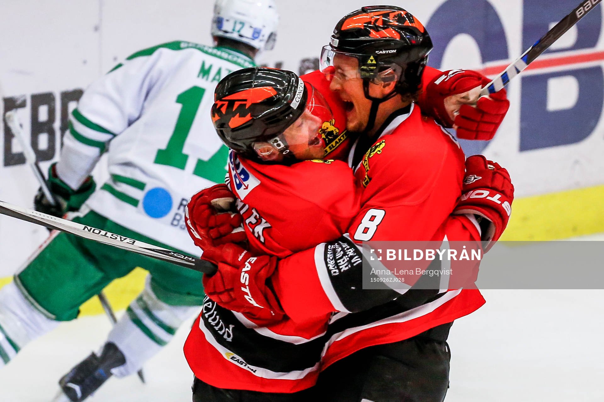 Örebros Mikko Lehtonen jublar med Jakub Petruzalek