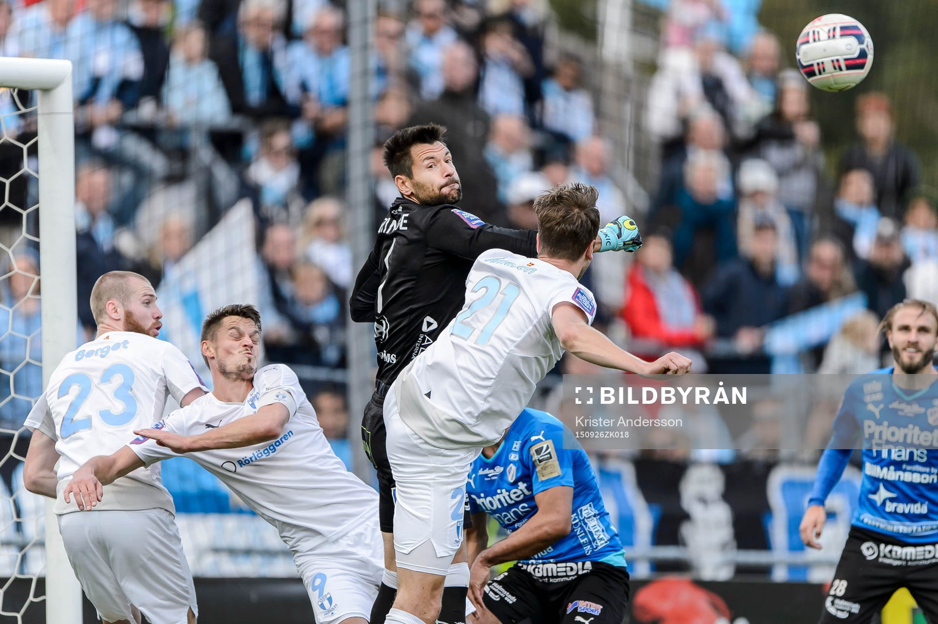 Halmstads målvakt Stojan Lukic boxar bort bollen under fotbollsmatchen i Allsvenskan mellan Halmstad och Malmö FF den 26 september 2015 i Halmstad.