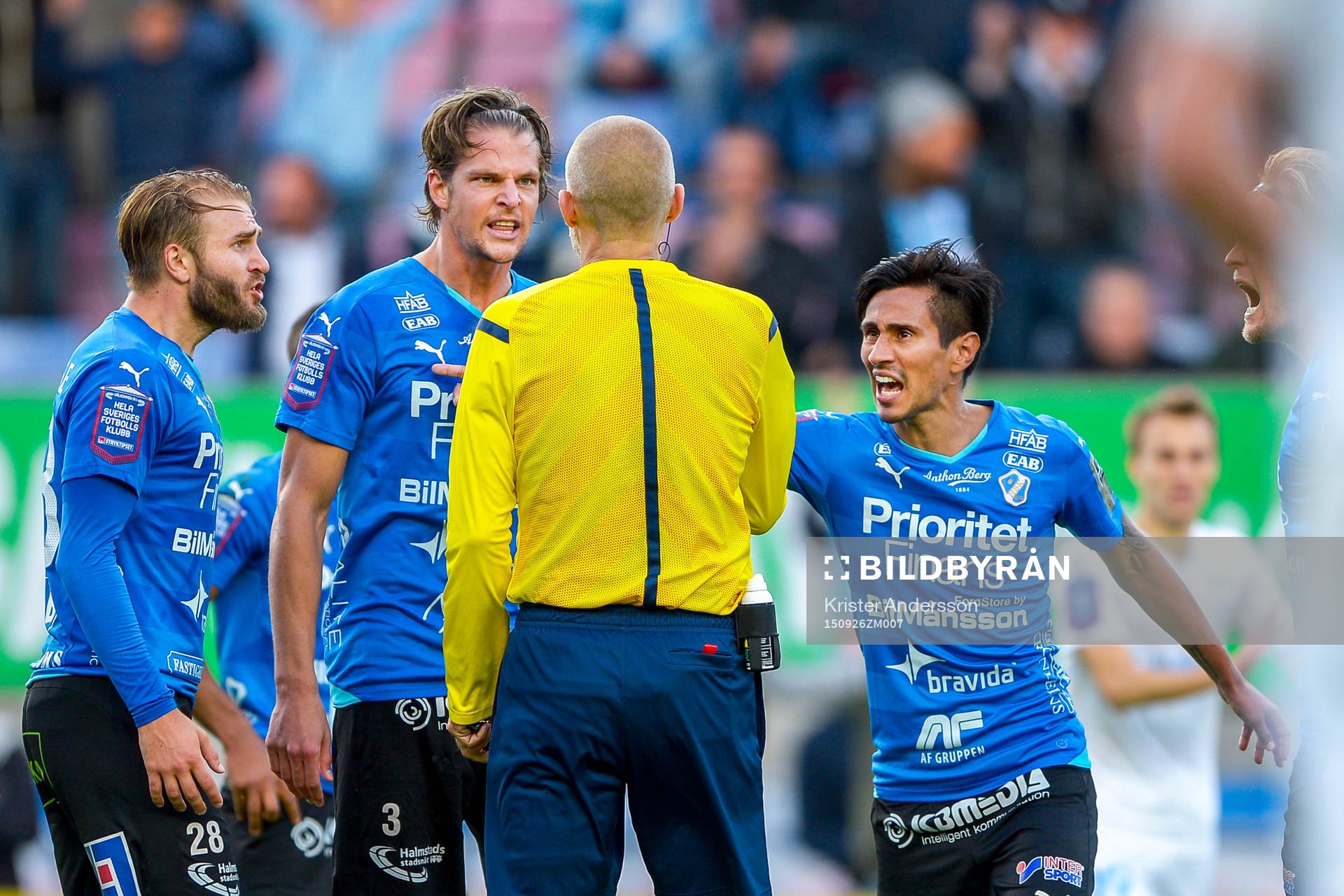 Halmstads spelare samtal med domaren