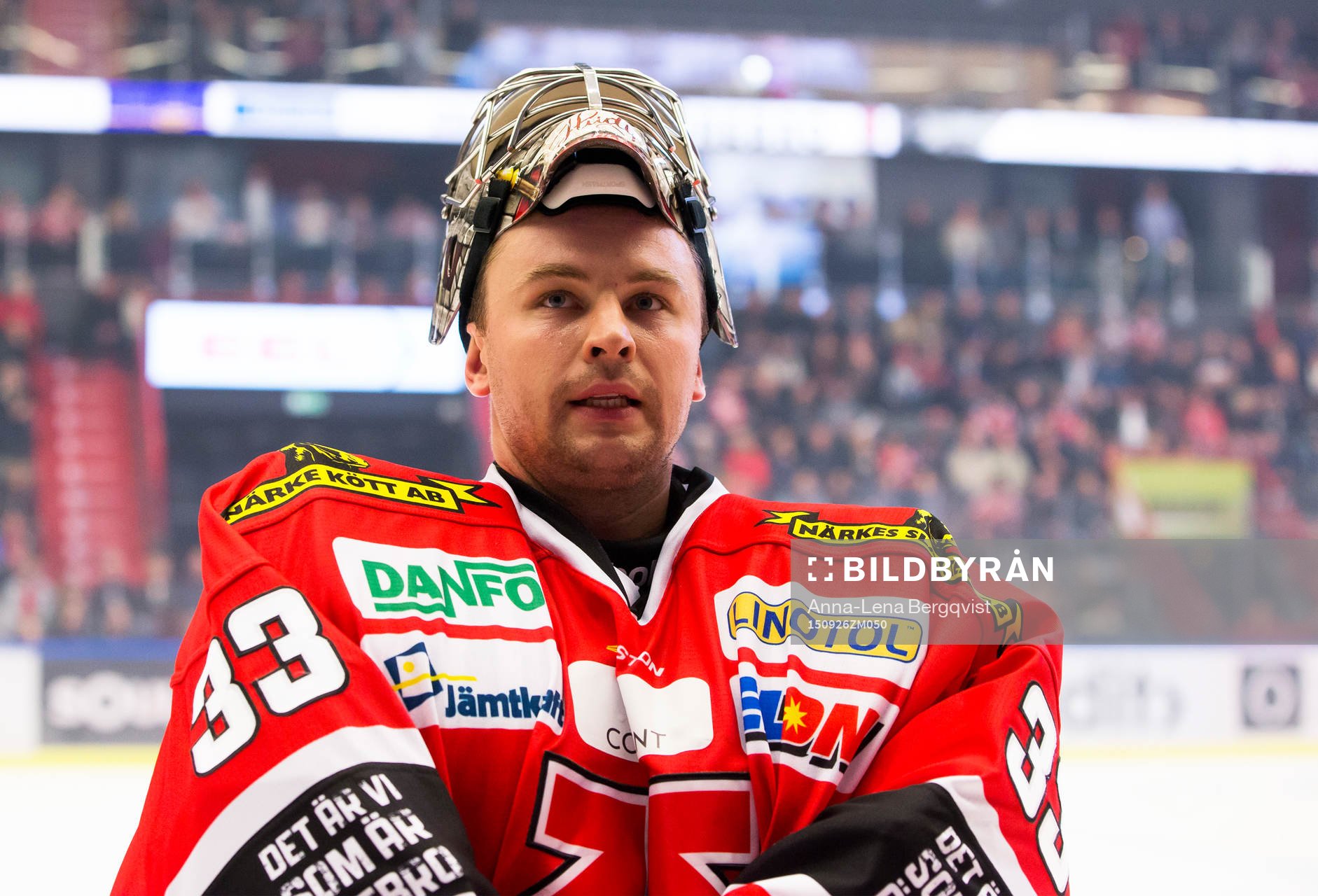 Örebros målvakt Julius Hudacek med mask i pannan