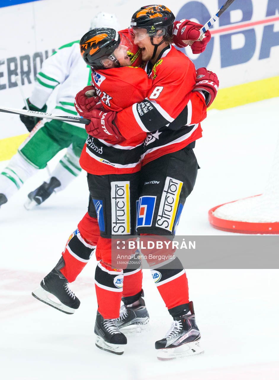 Örebros Jakub Petruzalek och Mikko Lehtonen jublar