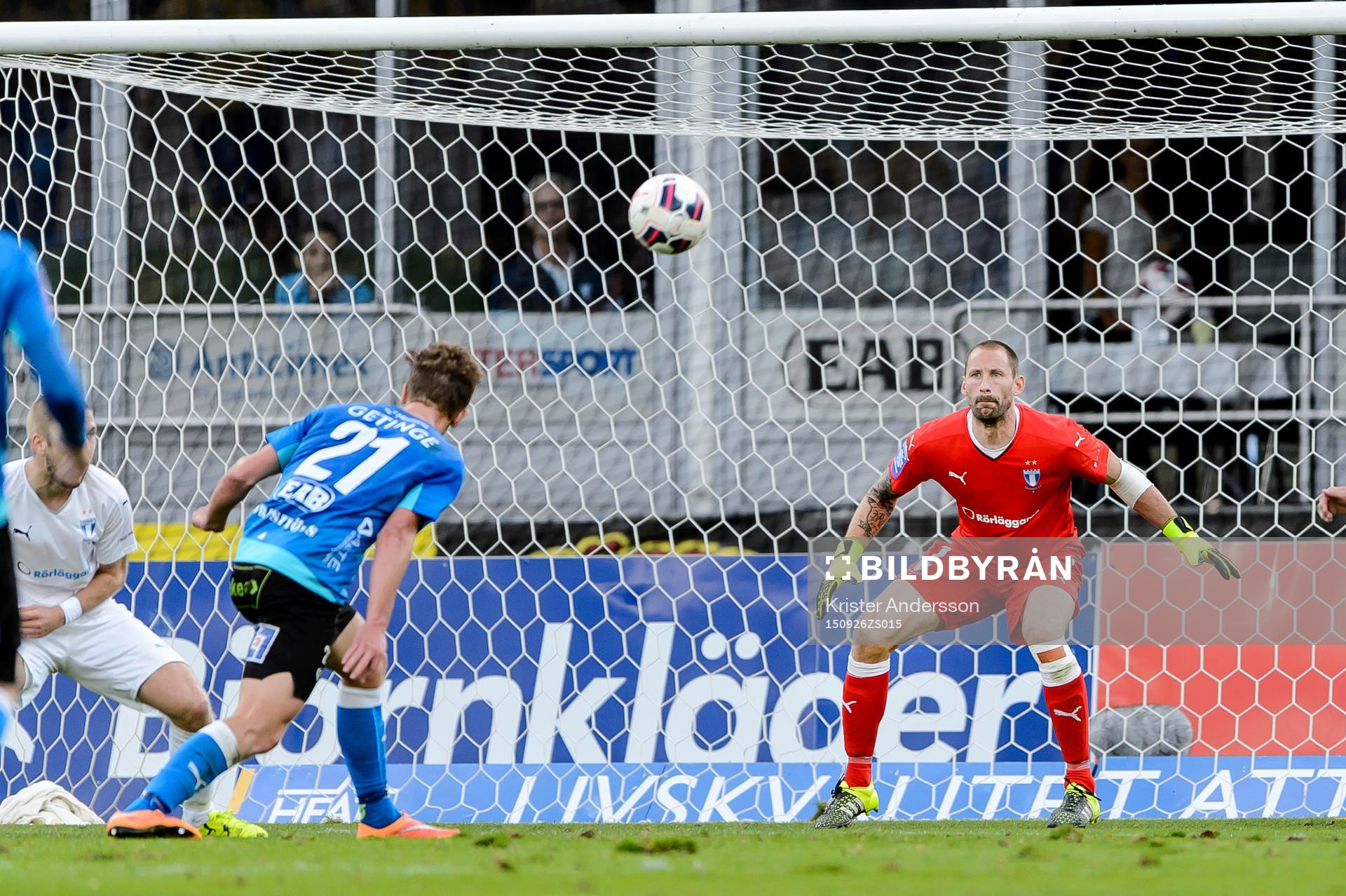 Halmstads Andreas Bengtsson nickar mot Malmös målvakt