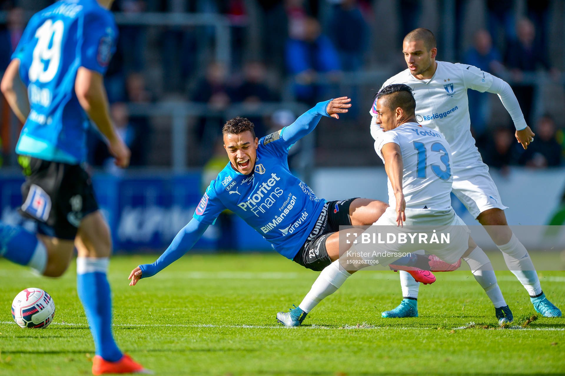 Halmstads Matthew Rusike faller efter en duell med Malmös Victor Yoshimar Yotun Flores under fotbollsmatchen i Allsvenskan mellan Halmstad och Malmö FF den 26 september 2015 i Halmstad.