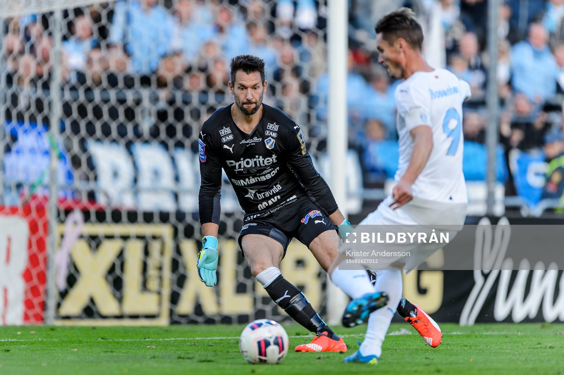 Halmstads målvakt Stojan Lukic räddar skott från Malmös