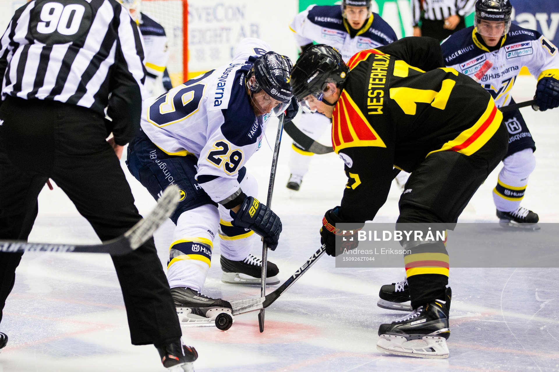 s Chris Abbott tekar mot Brynäs Pathrik Westerholm