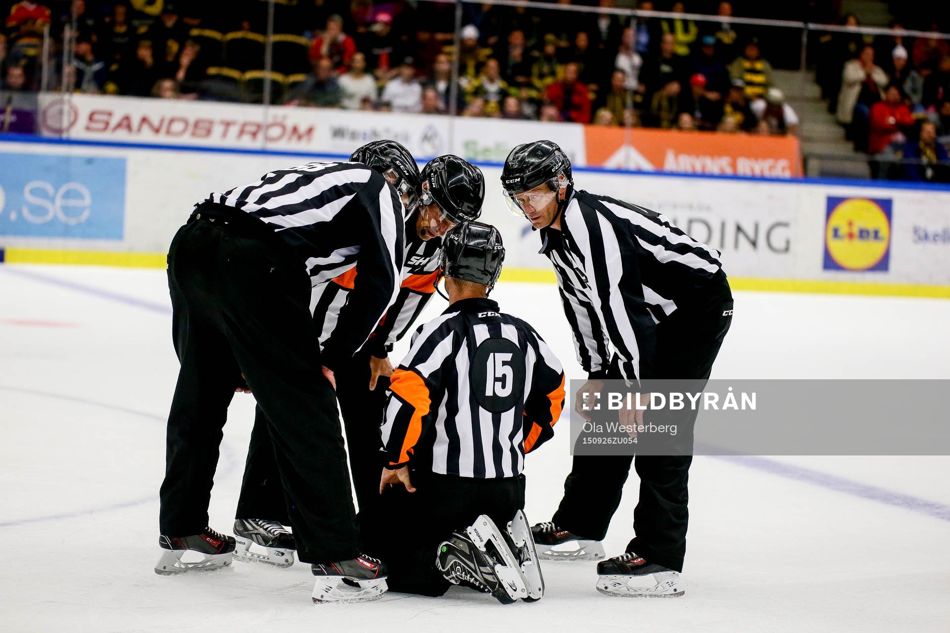 Domarna Patrik Sjöberg, Sören Persson, Emil Yletyinen och