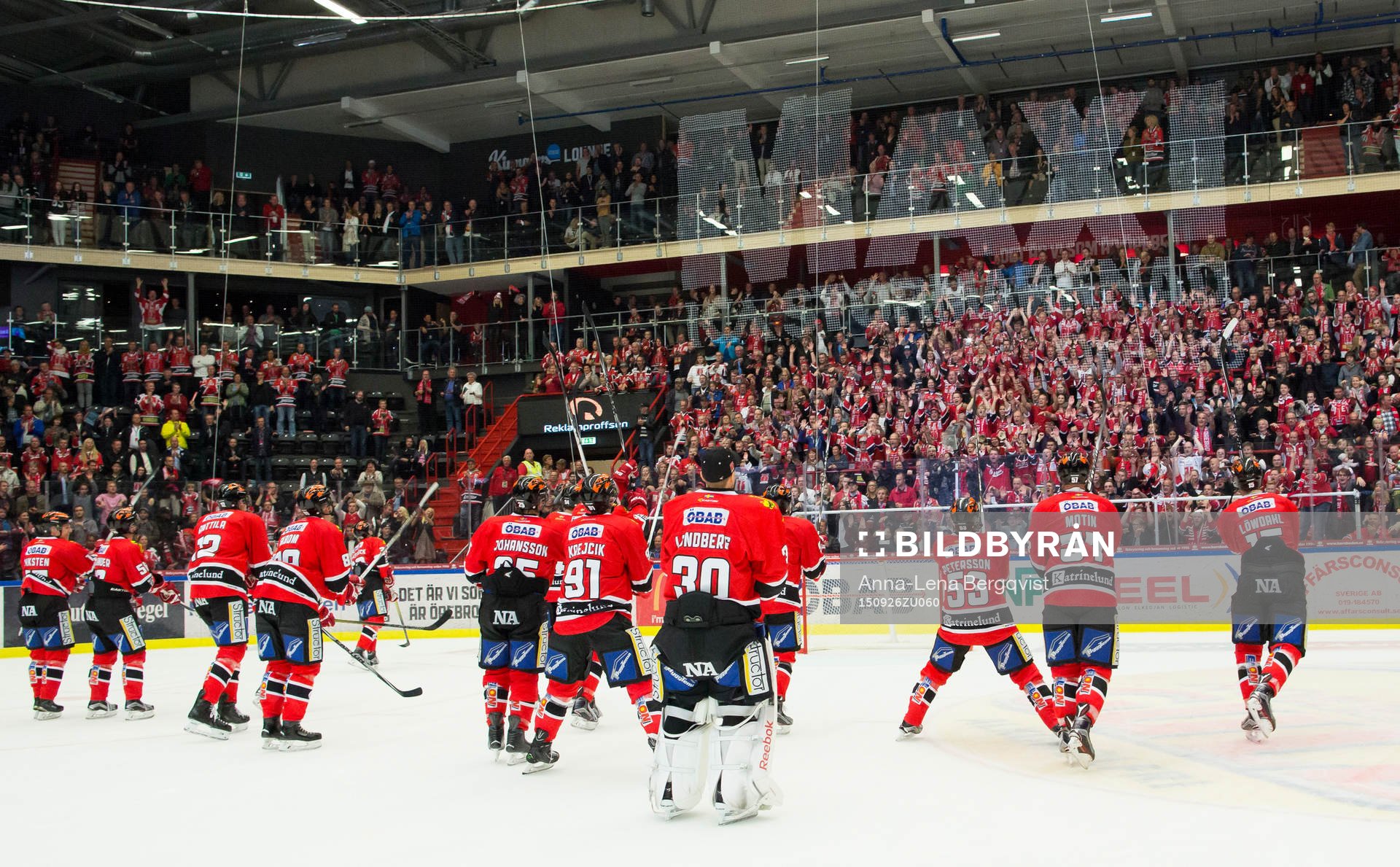 Örebros spelare firar med supportrarna på läktaren