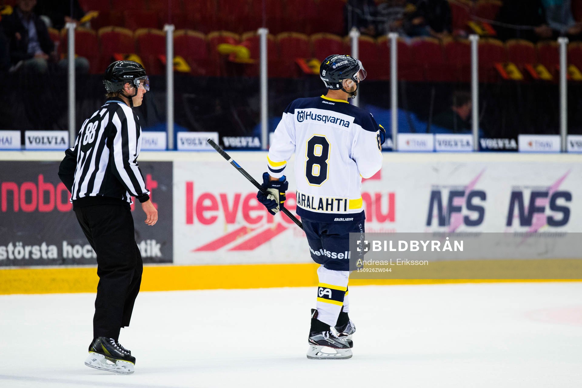 s Jere Karalahti som fått matchstraff av isen