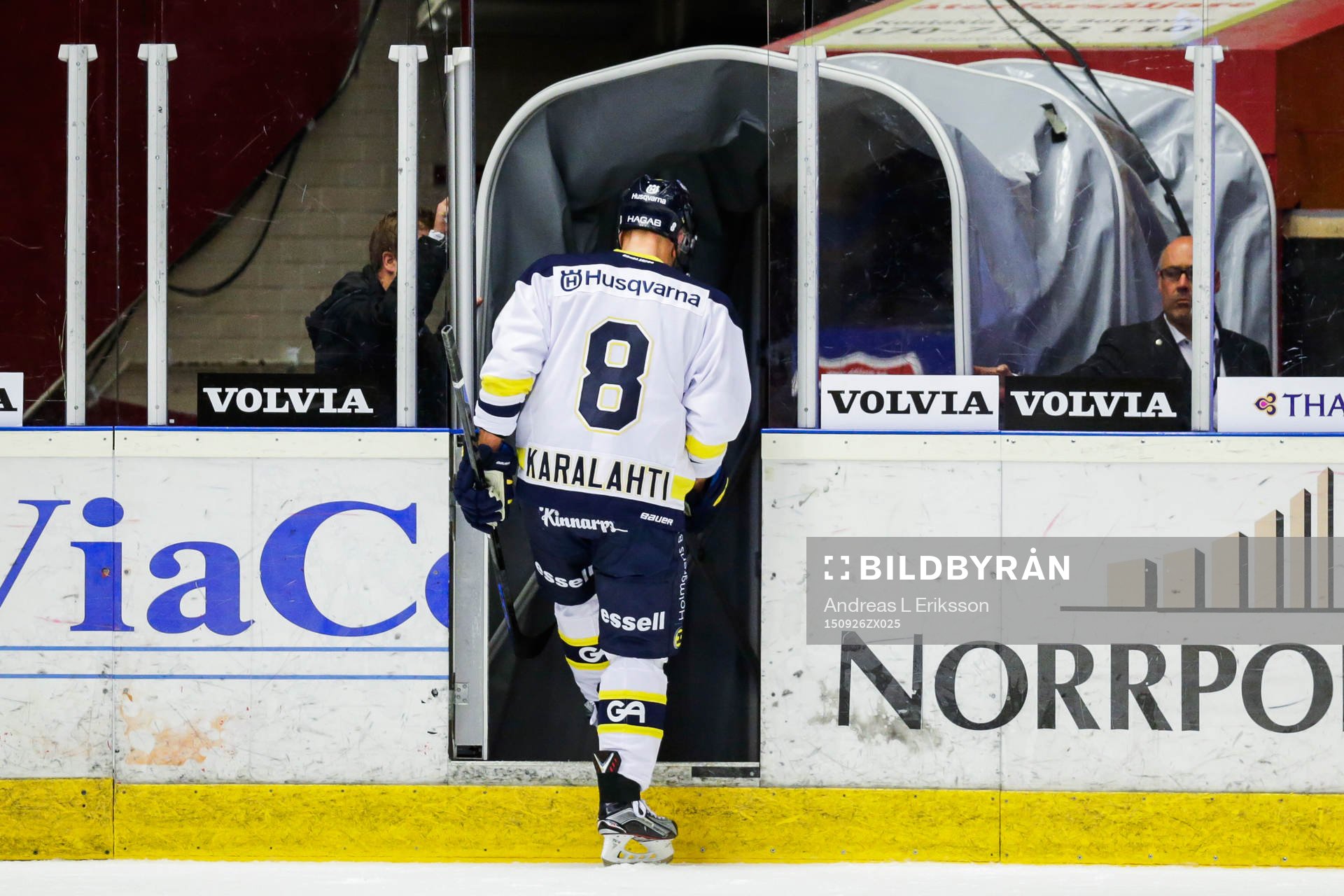 s Jere Karalahti lämnar planen