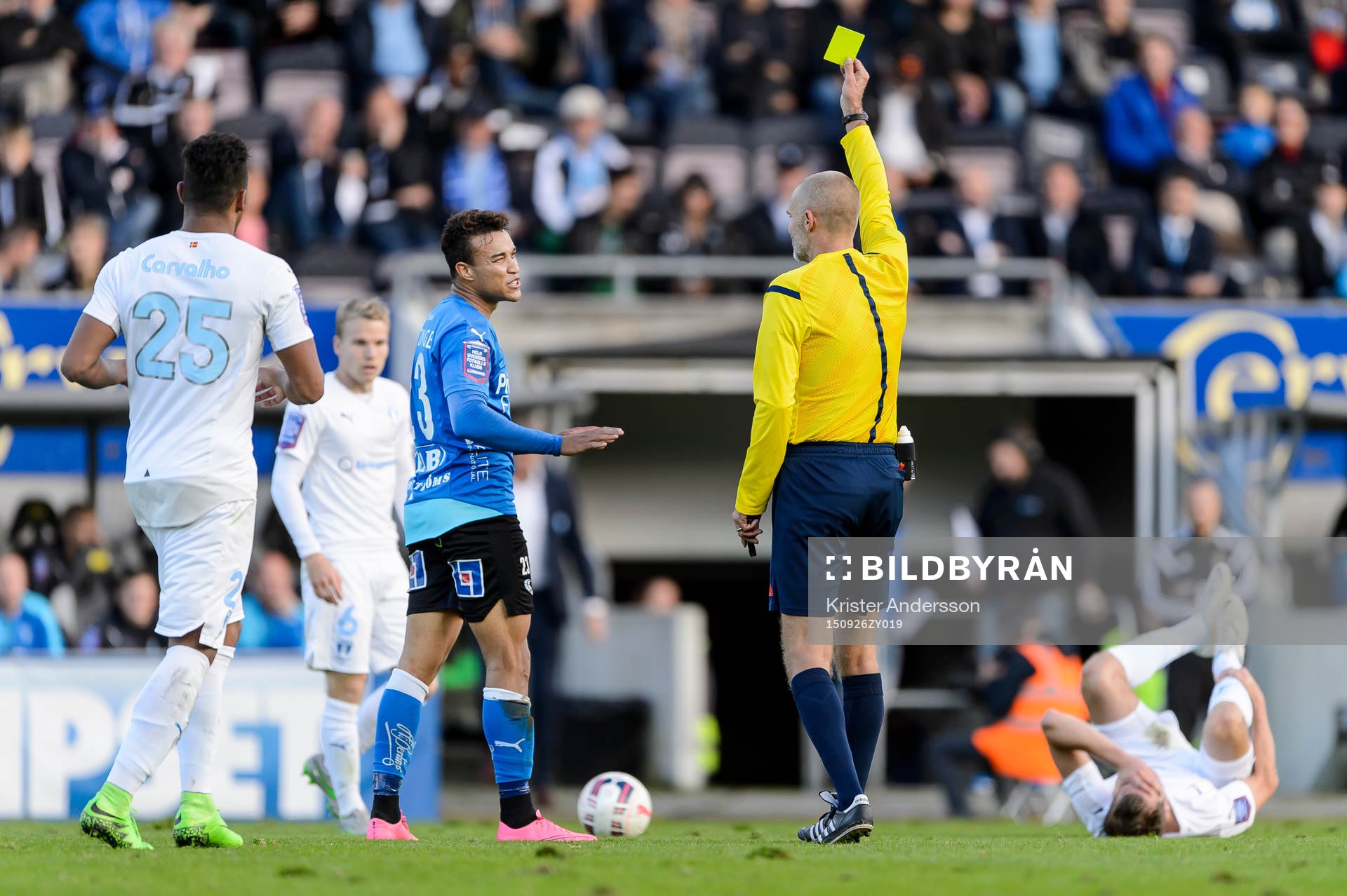 Halmstads Matthew Rusike blir varnad av domare Michael