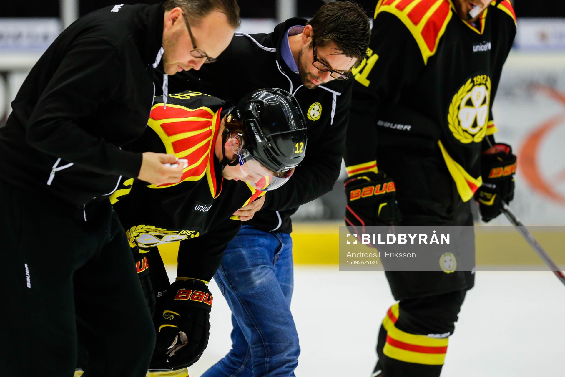 Brynäs Petr Vrana får hjälp av planen