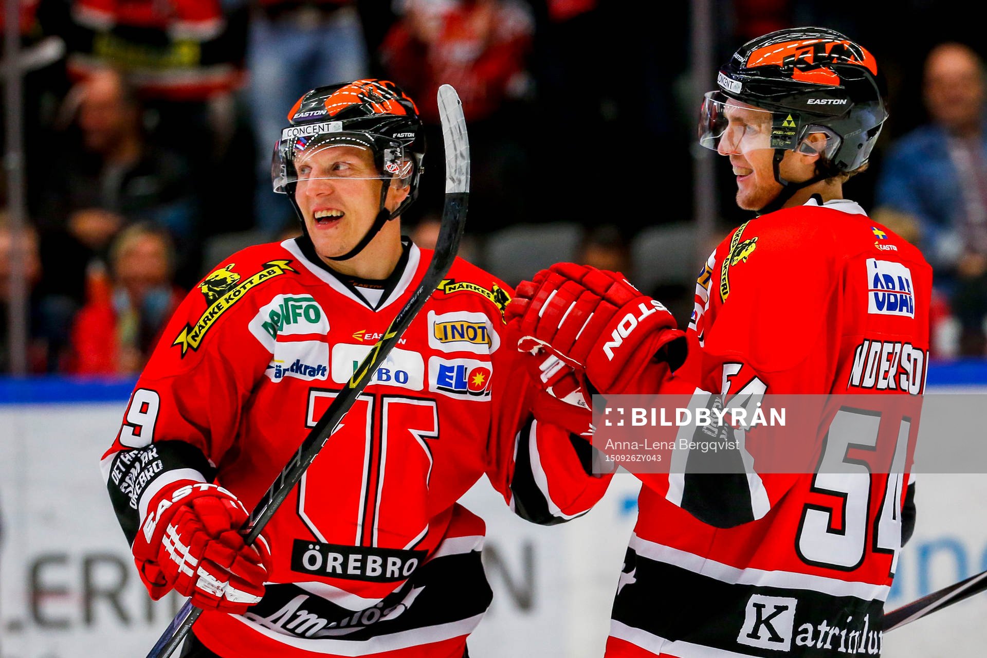 Örebros Peter Andersson , till höger, jublar