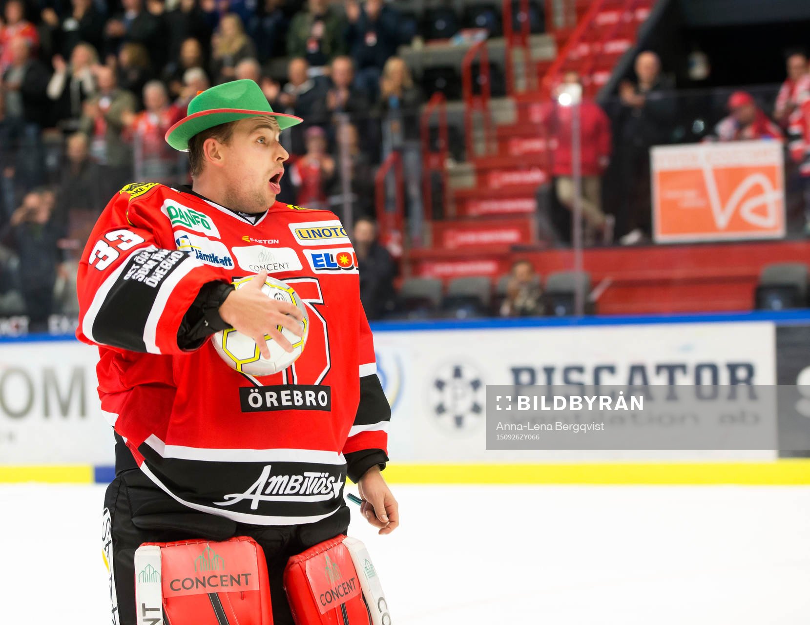 Örebros målvakt Julius Hudacek firar segern med
