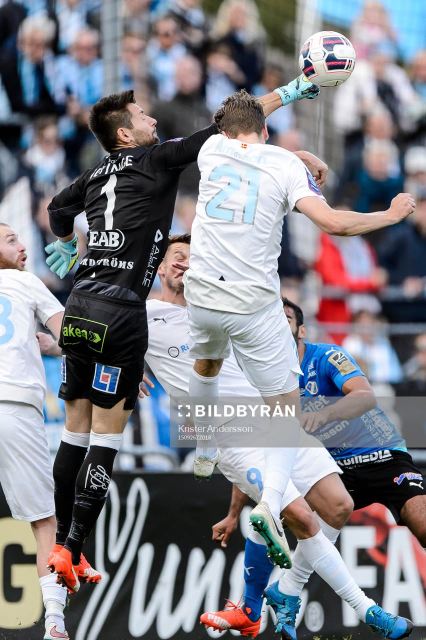 Halmstads målvakt Stojan Lukic boxar bort bollen