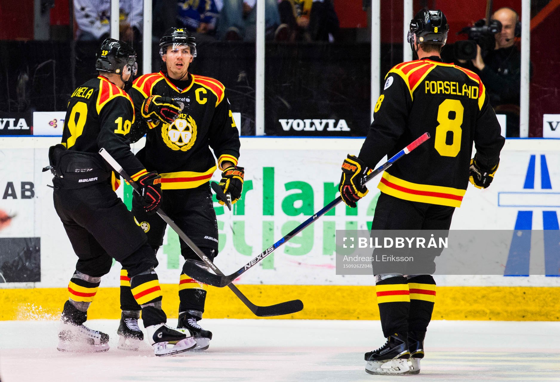 Brynäs Anton Rödin (m) jublar