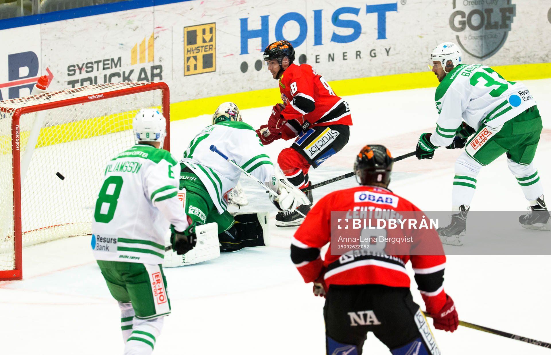 Örebros Jakub Petruzalek sätter pucken bakom Rögles