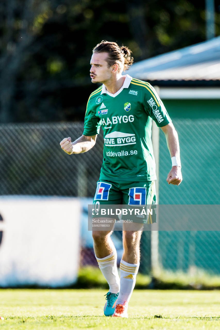 Ljungskiles Jonas Lindberg gör 1-0 och jublar