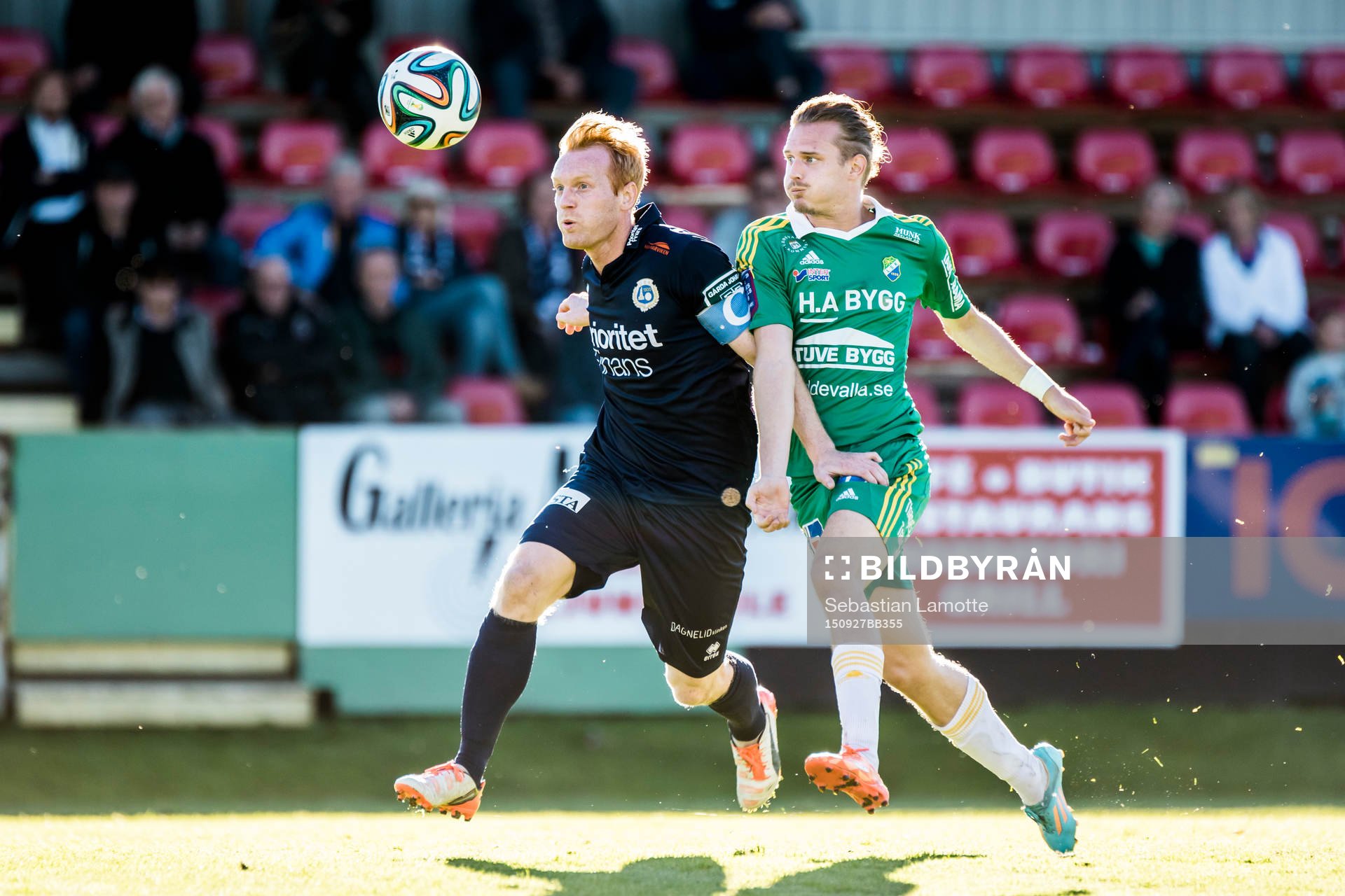 Utsiktens Robin Jonsson och Ljungskiles Jonas Lindberg