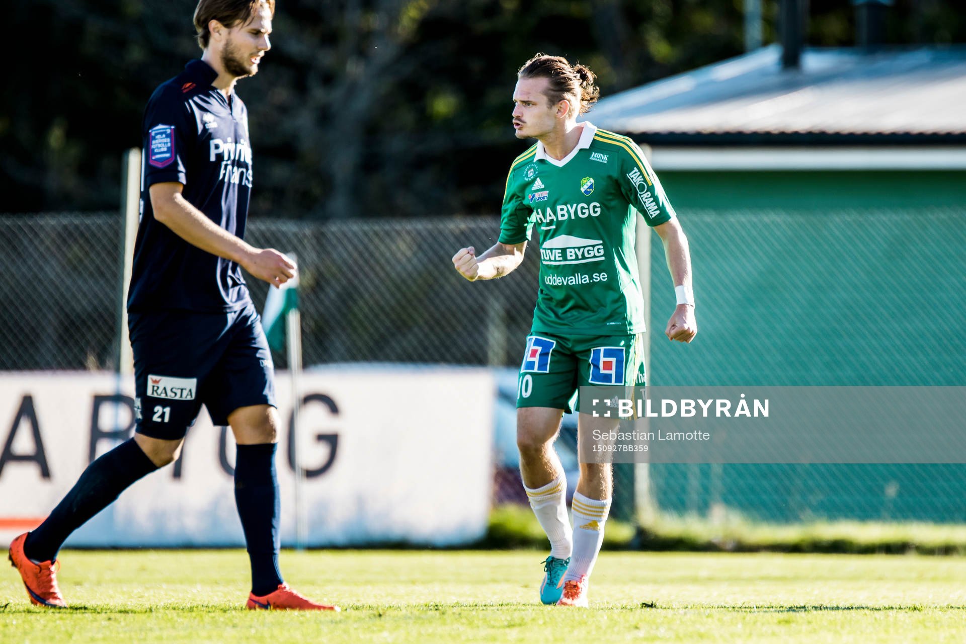 Ljungskiles Jonas Lindberg gör 1-0 och jublar