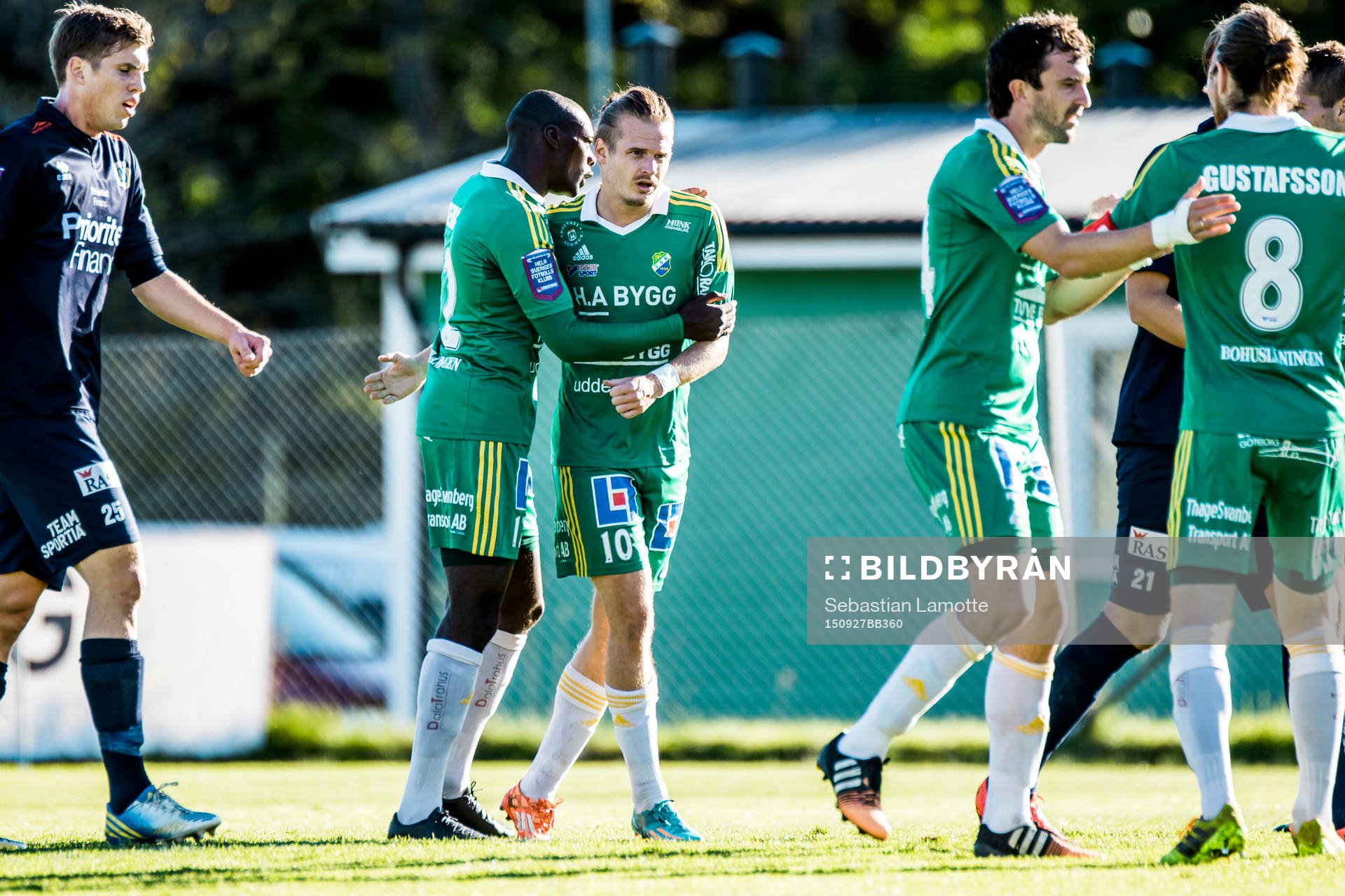 Ljungskiles Jonas Lindberg (nr 10) gör 1-0 och jublar