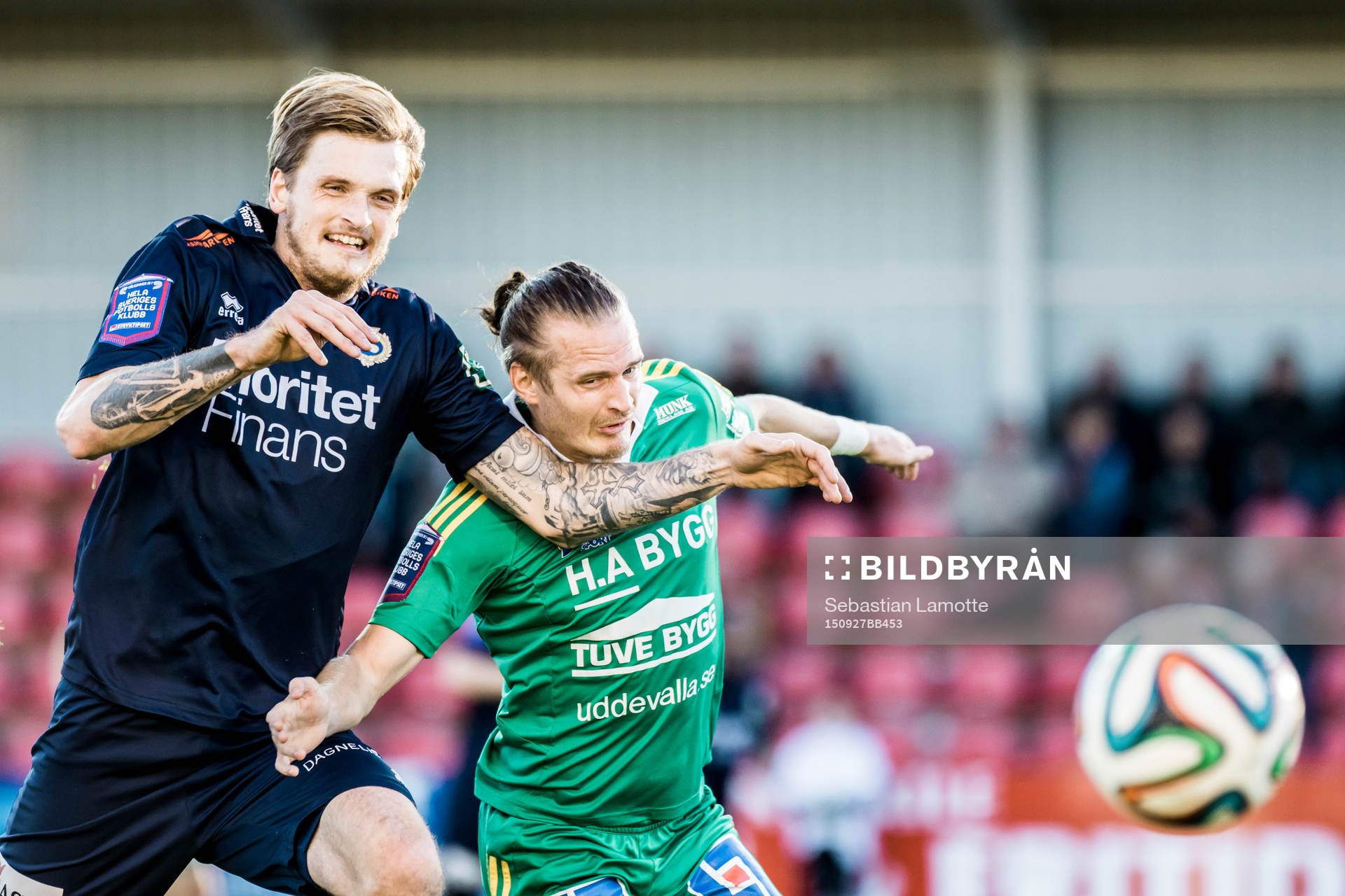 Utsiktens Peter Nilsson (v) och Ljungskiles Jonas Lindberg i duell under fotbollsmatchen i Superettan mellan Ljungskile och Utsikten den 27 september 2015 i Ljungskile.