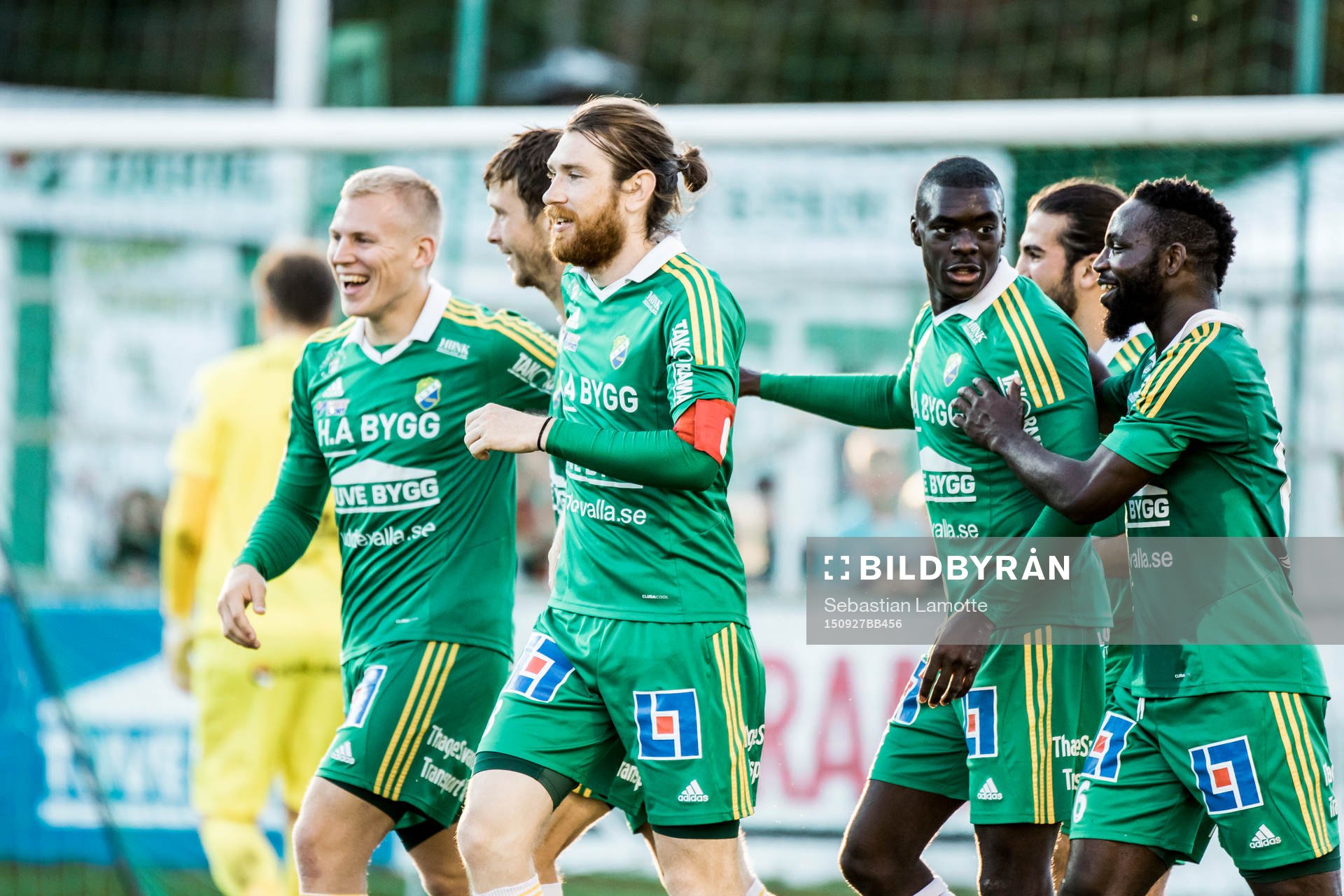 Ljungskiles Alexander Mellqvist jublar med lagkamraterna