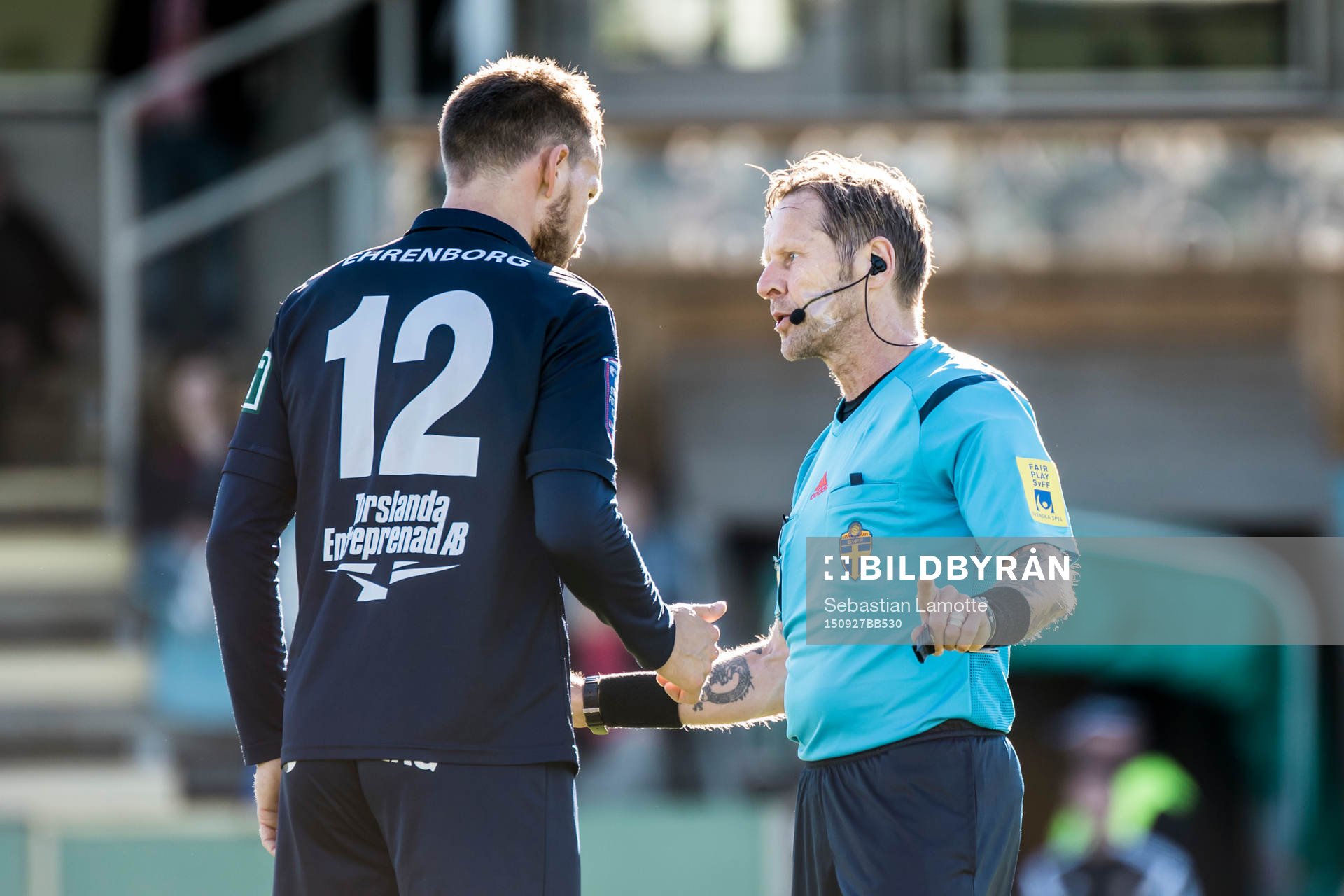 Domare Lars Olsson diskuterar med Utsiktens Anders Mogren