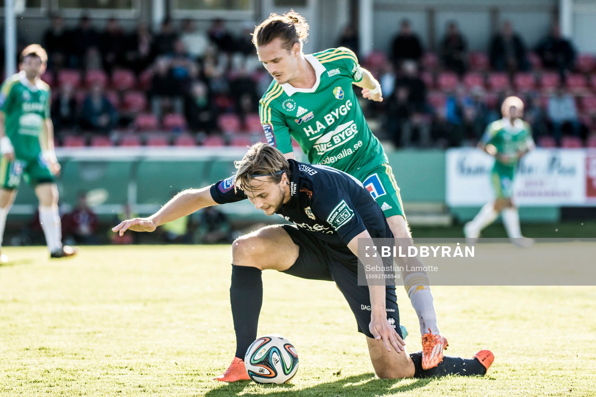 Utsiktens Jonas Hellgren före Ljungskiles Jonas Lindberg