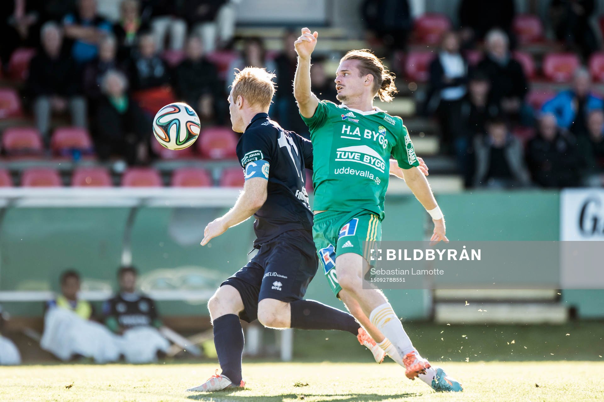 Utsiktens Robin Jonsson  före Ljungskiles Jonas Lindberg
