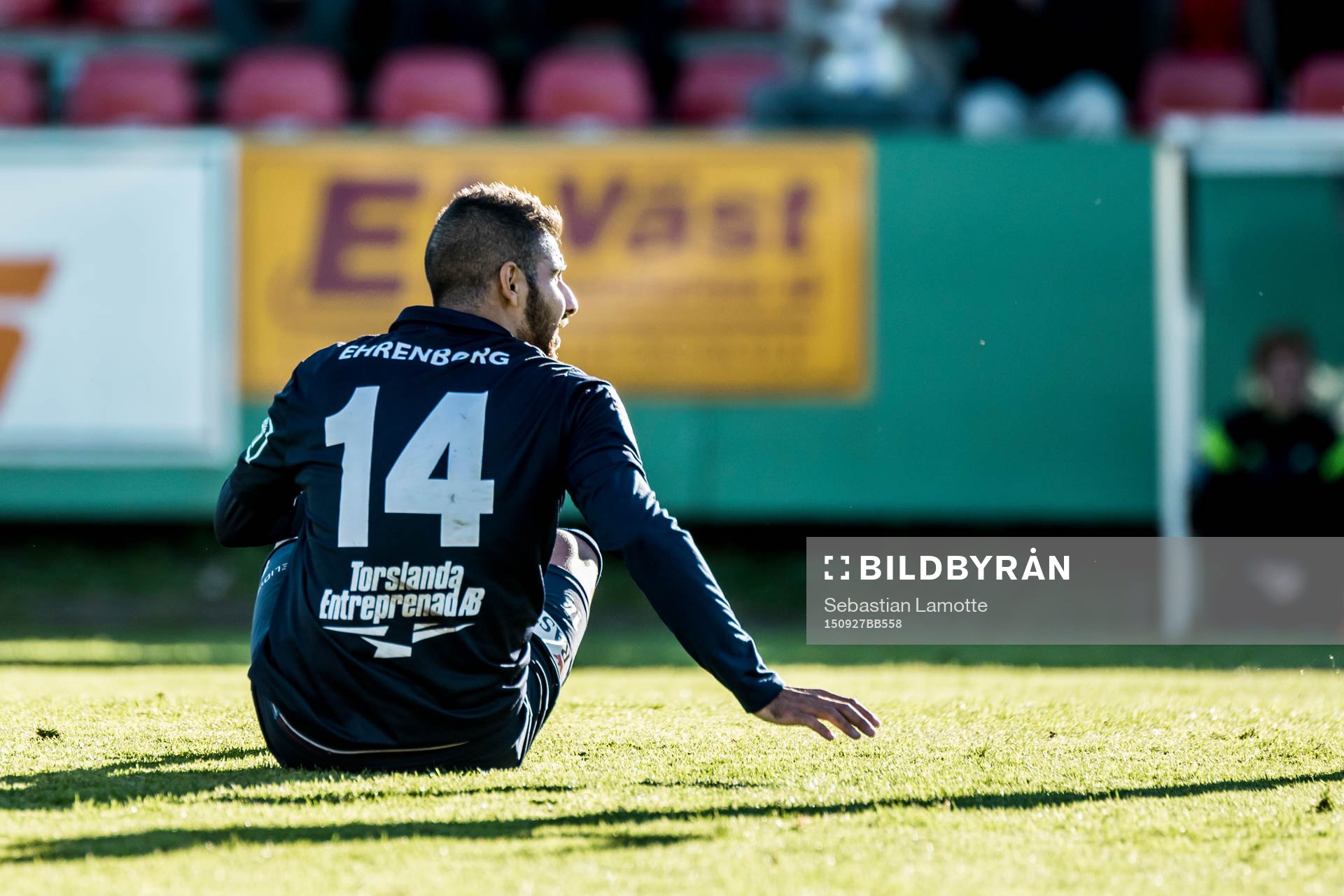 Utsiktens Enis Maljici  sittandes på planen