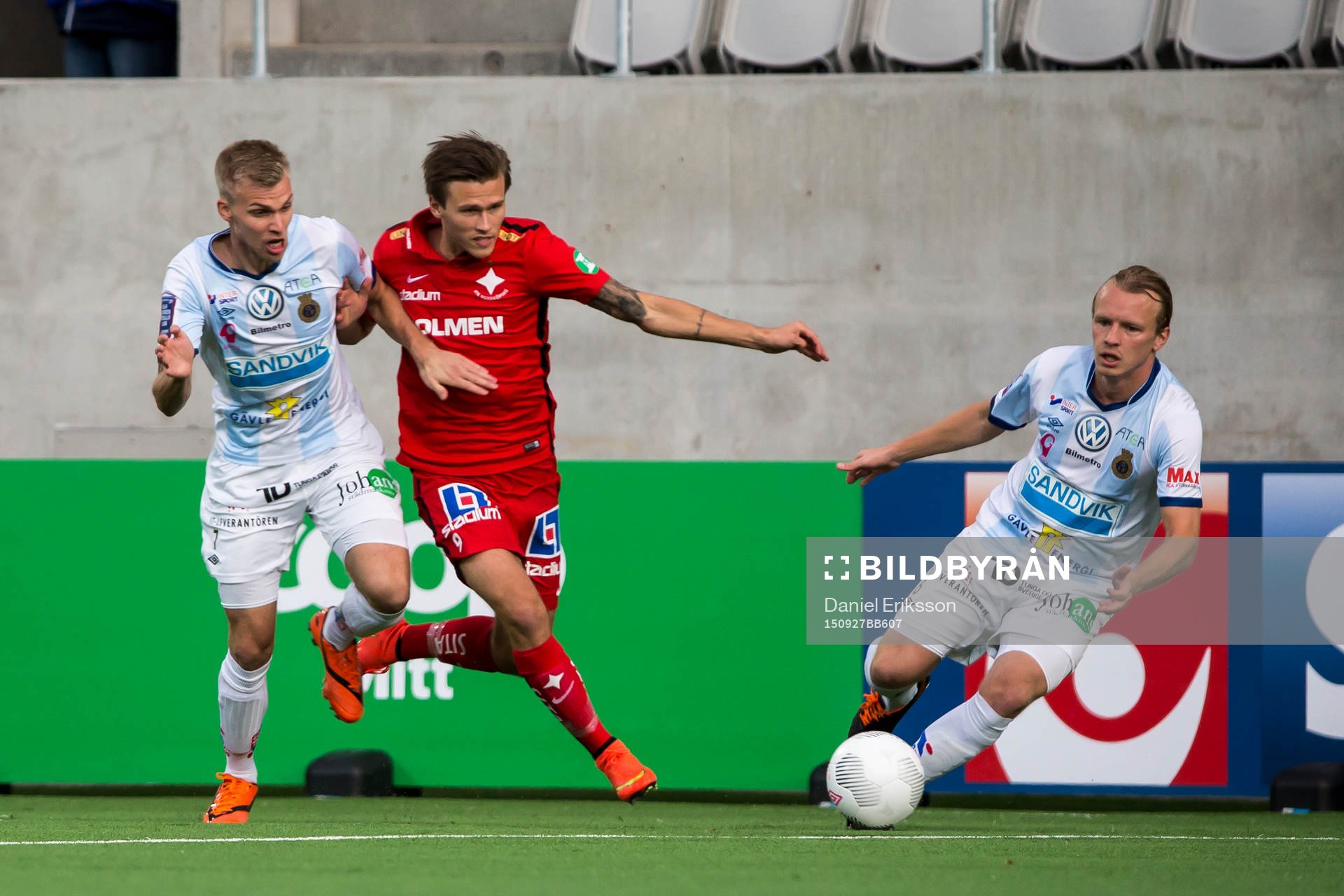 Gefles Robin Nilsson Norrköpings Arnor Ingvi Traustason och Gefles Jesper Florén i kamp om bollen i fotbollsmatchen i allsvenskan mellan Gefle och IFK Norrköping den 27 september i Gävle.