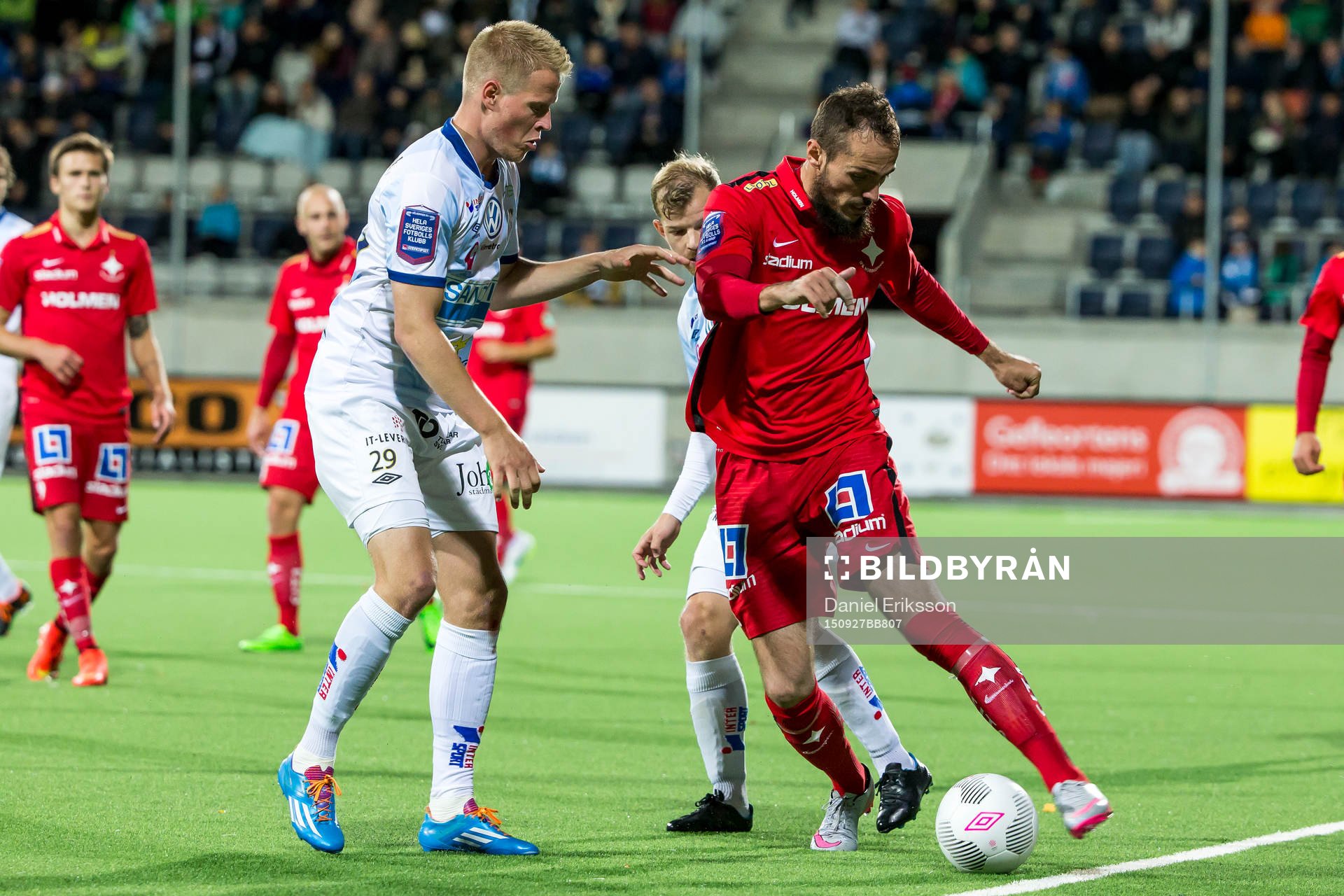 kamp om bollen mellan Norrköpings Emir Kujovic Gefles