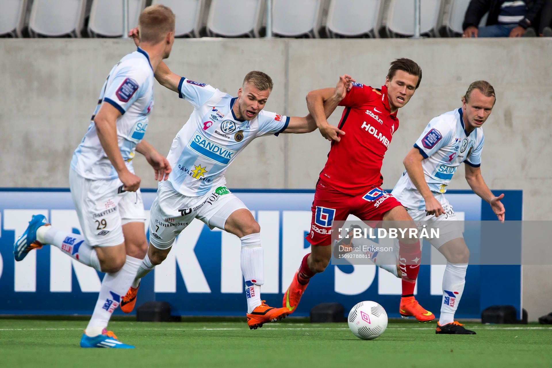 kamp om bollen mellan Norrköpings Arnor Ingvi Traustason Gefles Robin Nilsson i fotbollsmatchen i allsvenskan mellan Gefle och Norrköping den 27 september i Gävle.