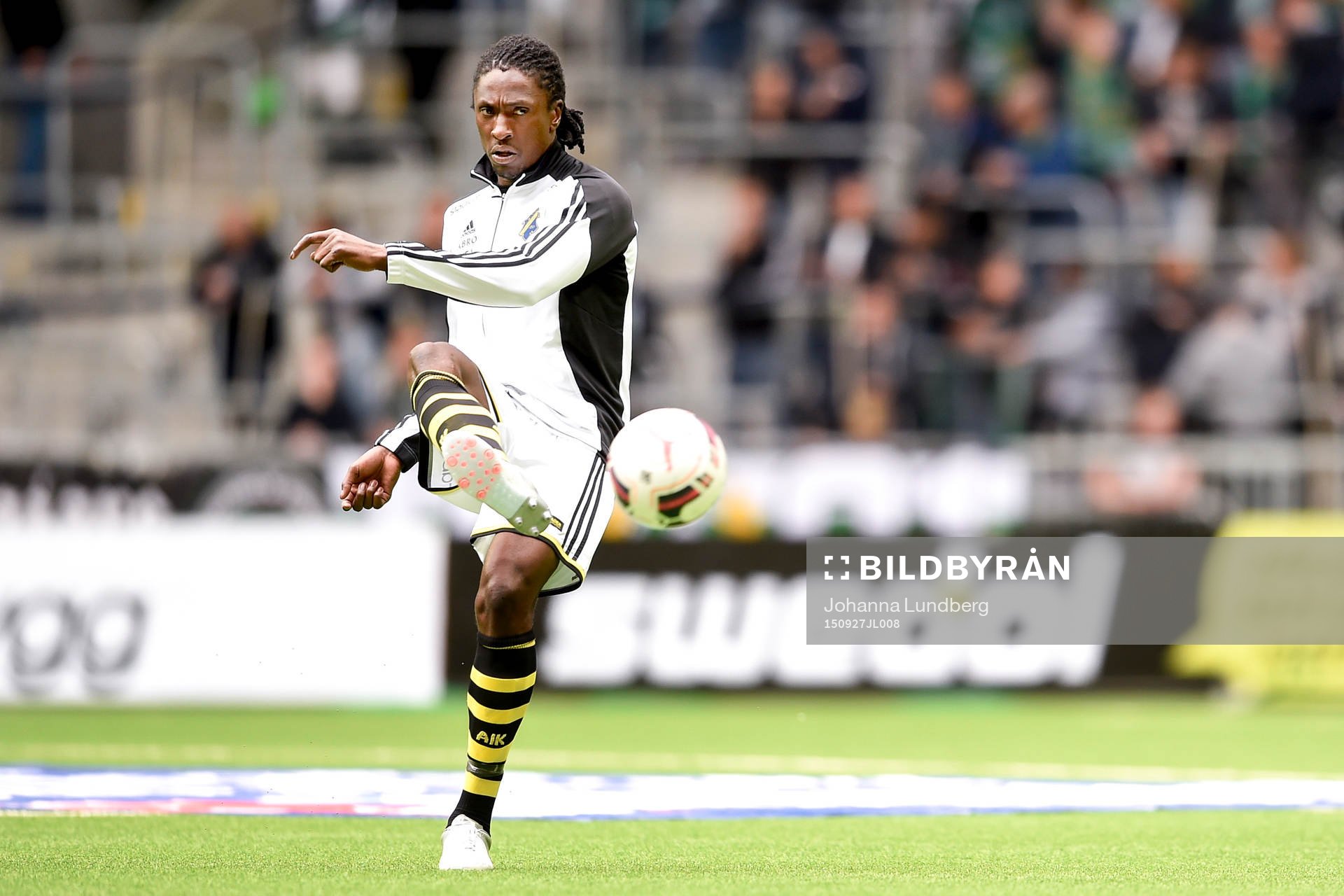 s Dickson Etuhu värmer upp före fotbollsmatchen i