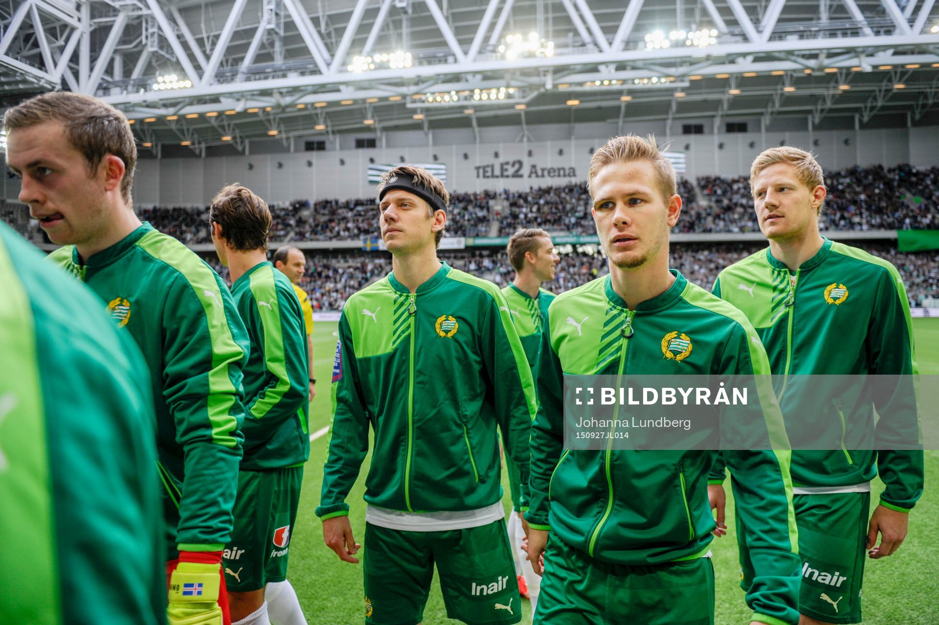 Hammarbys spelare lämnar planen före fotbollsmatchen i
