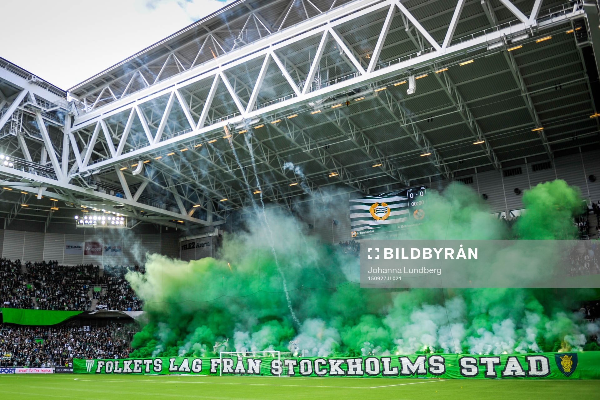 Bengaler och raketer från Hammarbys klack före