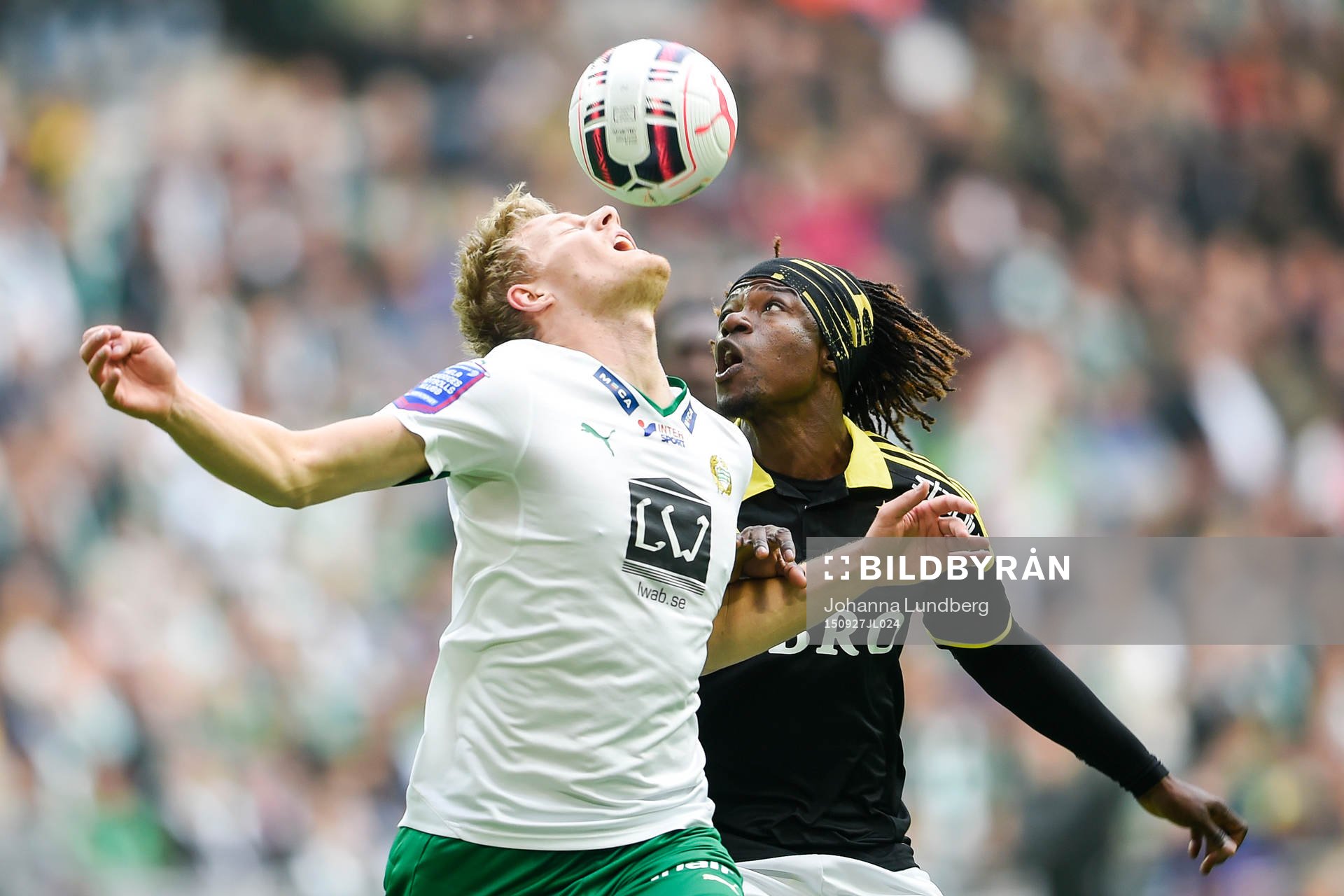s Mohamed Bangura i en luftduell
