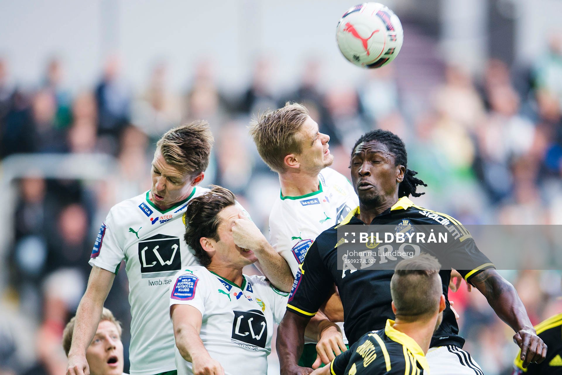 Hammarbys Philip Haglund träffas av en knytnäve av en